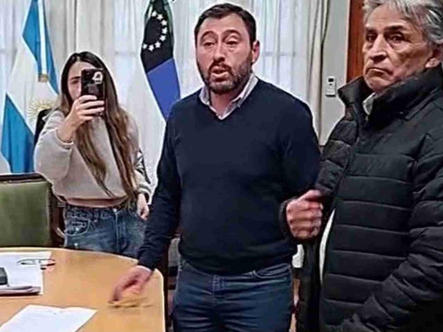 Denunciaron al intendente interino de Allen, Río Negro: estuvo sólo cinco días en el cargo, pero pidió un adelanto de sueldo millonario