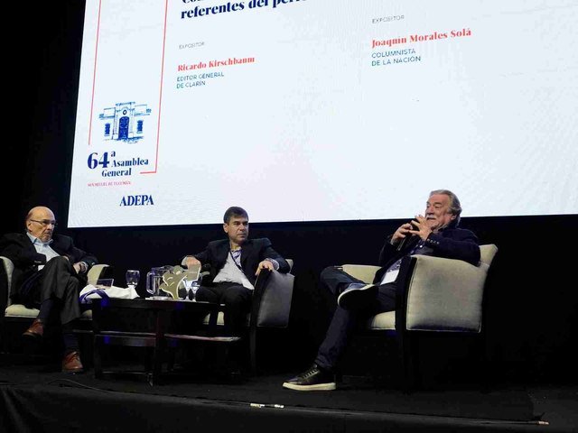 La tensión entre periodismo y poder, eje de un debate sobre redes e Inteligencia Artificial