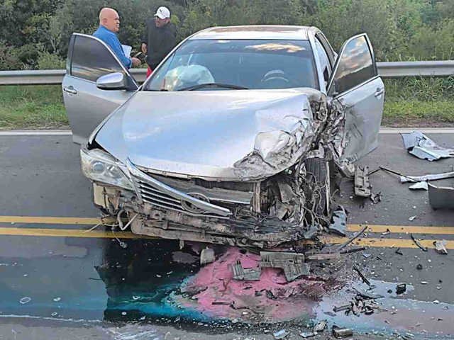 El diputado Aldo Leiva sufrió un violento accidente en Chaco: chocó con un camión y el frente de su auto quedó destruido