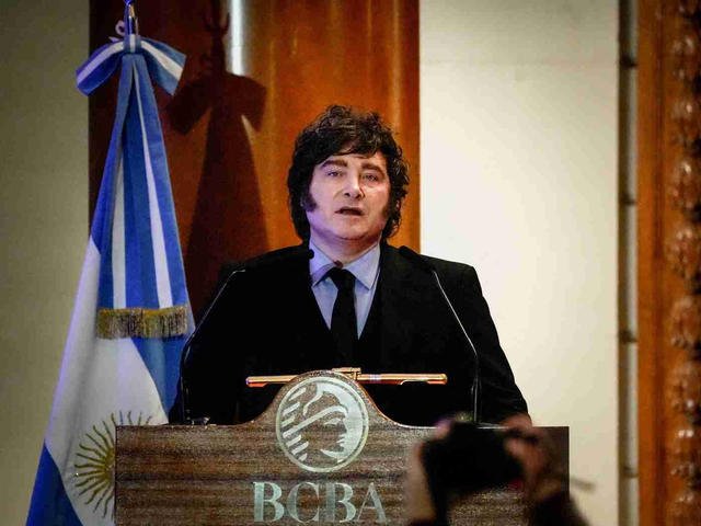Agenda presidencial: Milei viaja a Bahía Blanca y arengará a sus legisladores antes del tratamiento en comisión de la reforma electoral