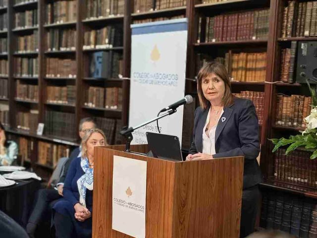 Fuerte defensa de Bullrich a Milei en una charla con abogados: “El Presidente no se mete en los fallos de la Justicia”