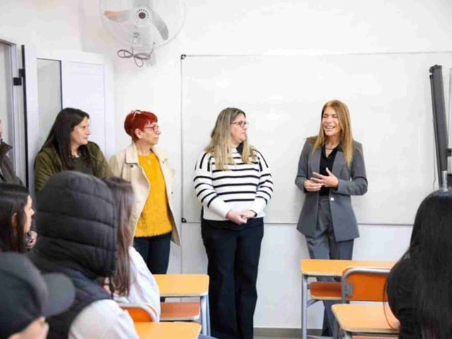 El insólito autohomenaje de la intendenta de Avellaneda: le puso su nombre a la sala de una escuela