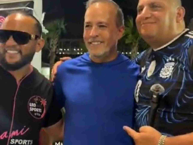 Mientras Chiqui Tapia amedrenta a la prensa, su embajador en EE.UU. hizo migas con el pastor bizarro y le dejó usar el predio de la AFA en Miami