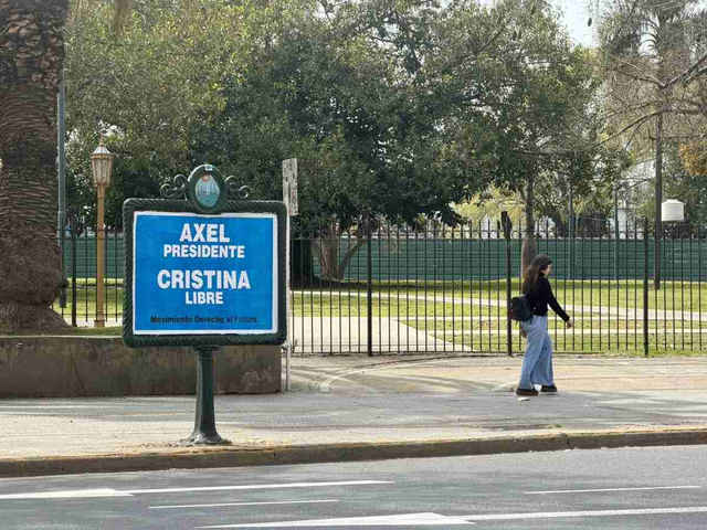 Un día antes de su acto, aparecieron carteles con la leyenda “Axel Presidente, Cristina Libre” en la Ciudad: sorpresa y desmentida del gobierno de Kicillof