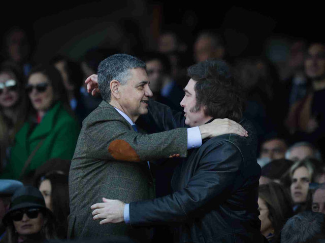 Para mostrar apoyos y consensos, Javier Milei lleva una docena de gobernadores a su viaje a París