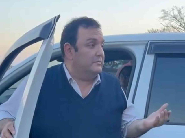 Un diputado libertario fue increpado por vecinos y terminó refugiado en una comisaría: denunció agresiones y amenazas