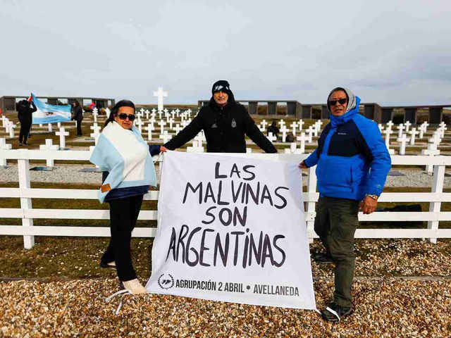 “Las Malvinas son argentinas”: la historia de cómo llegó a las islas la bandera inspirada en la Selección Argentina