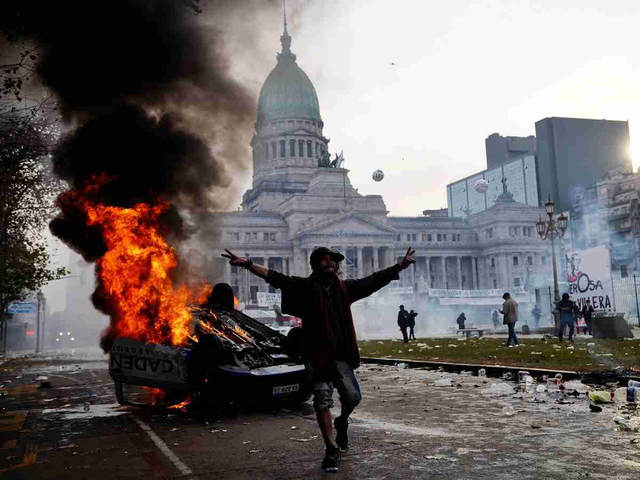 Mandan a juicio oral a 9 detenidos por los graves incidentes en el Congreso durante la aprobación de la ley Bases