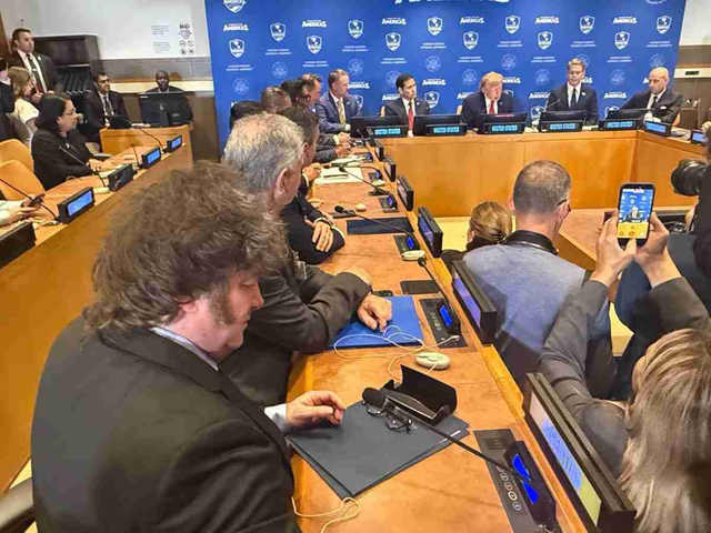 Milei participó de la reunión del “Escudo de las Américas” y tuvo un nuevo cara a cara con Trump