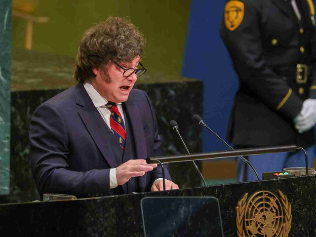 “Nos salen los dólares de las orejas”: la definición económica de Milei en Nueva York y su explicación sobre la corbata que usó en la ONU