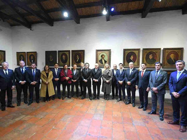 Milei llega a Paris con 13 gobernadores aliados con la apuesta de atraer inversiones y avanzar en acuerdos por el Presupuesto y las PASO