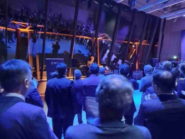 Javier Milei cerró su gira en París con un cocktail en la Torre Eiffel con gobernadores, empresarios y música clásica