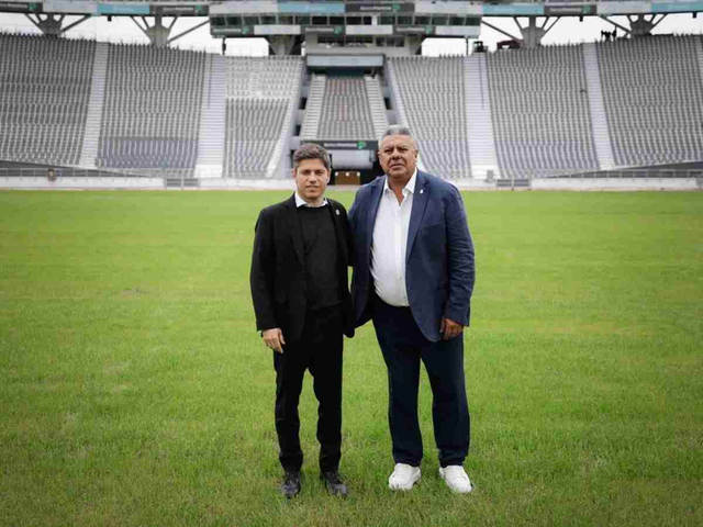 En un día repleto de polémicas para la AFA, Chiqui Tapia subió a las redes una foto abrazado con Kicillof