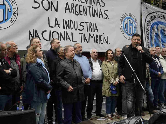 La CGT marchó por la crisis en la industria: pidió al Gobierno una mesa de diálogo, pero amenazó con “hacer tronar el escarmiento”