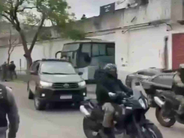 Con camiones blindados y un fuerte operativo, comenzó el traslado de presos de la cárcel de Devoto a Marcos Paz