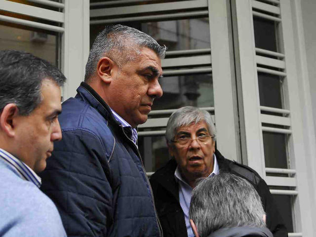 La Justicia detectó giros de dinero de la FIFA y Camioneros al Chiqui Tapia y un deposito de US$620.000 en efectivo