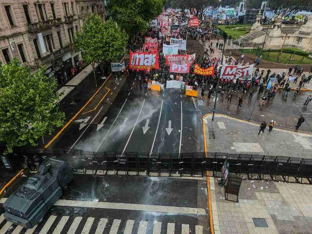 Corridas, piedras y gases en la quinta marcha universitaria, que fue multitudinaria y reforzó las críticas contra el gobierno de  Milei