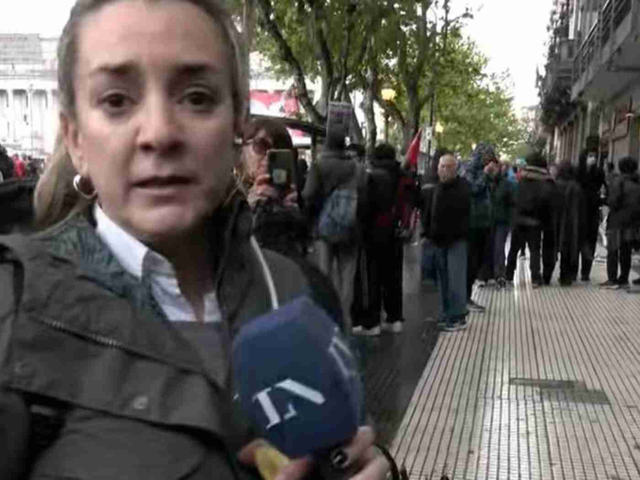 “Te crees que no me como los gases también”: una cronista de LN+ fue agredida por manifestantes durante la marcha universitaria