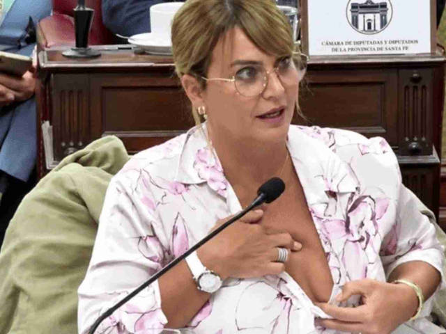 “No estaba de joda”: Amalia Granata mostró un seno en plena sesión legislativa para justificar su ausencia por una punción mamaria