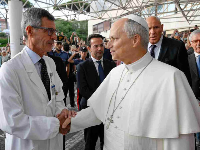 El cirujano que operó al Papa dijo que “no hay motivos clínicos” para que León XIV no realice el viaje a Sudamérica
