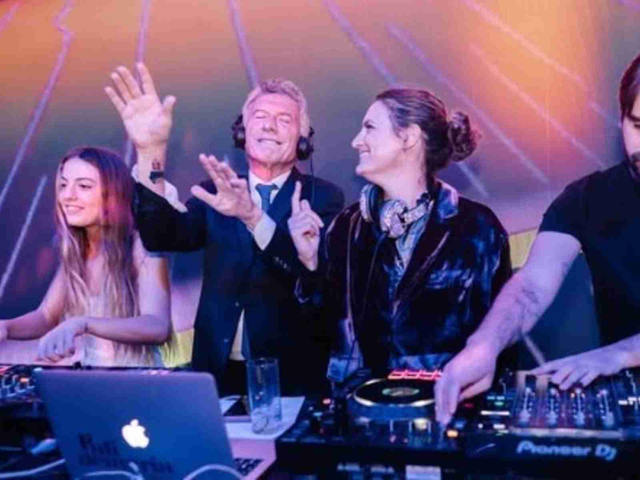 Macri hizo de DJ y cantó en la fiesta de 15 de Antonia: las fotos del festejo de la hija menor del ex presidente