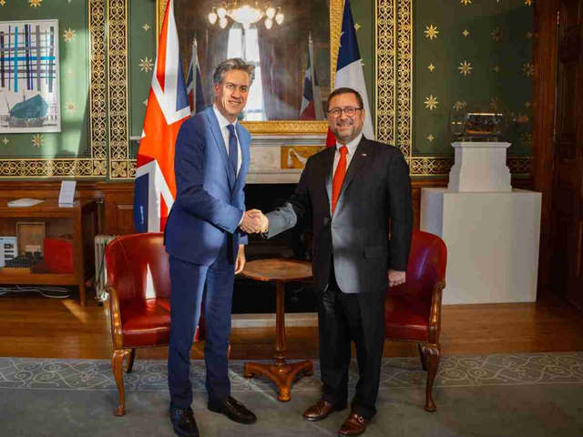 El canciller de Kast viajó a Londres y el embajador británico a Punta Arenas en medio de las tensiones por Malvinas y el estrecho de Magallanes