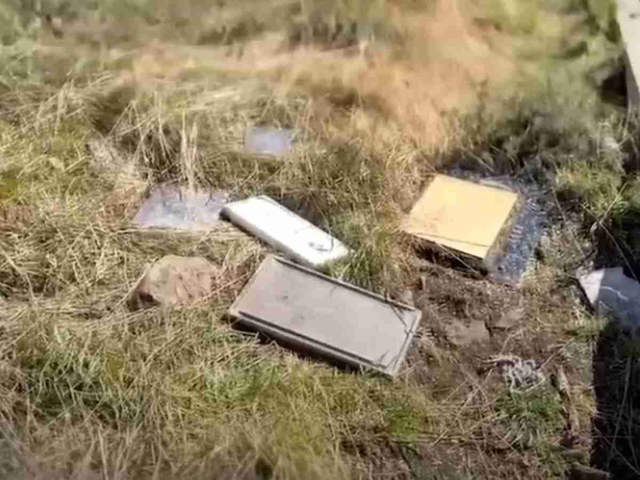 Malvinas: un informe de la TV chilena mostró placas argentinas descartadas junto al Cementerio de Darwin