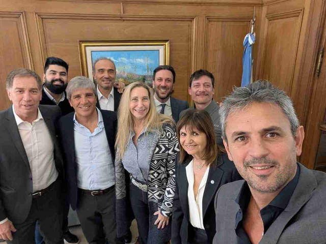 Con el riesgo país por encima de los 700 puntos, Karina Milei y Luis Caputo contaron los votos antes de una sesión clave en el Congreso