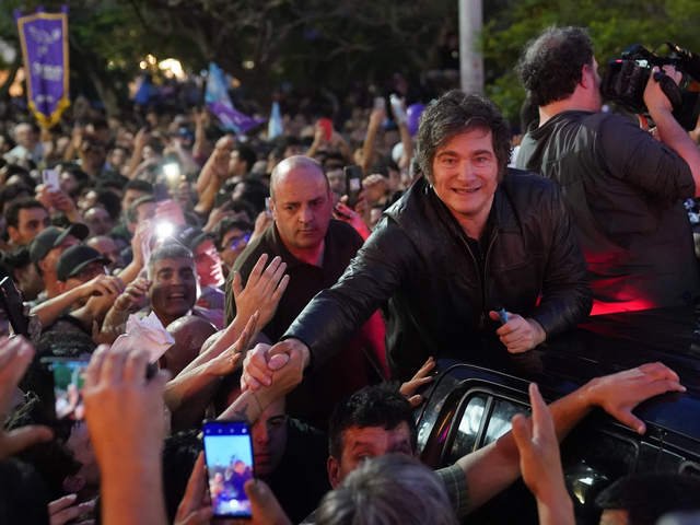 Milei cerró la campaña de sus candidatos en Córdoba: breve discurso y accidentada caravana por la zona universitaria