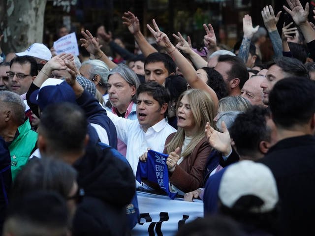 El peronismo y otros partidos opositores “acompañaron” la marcha desde un segundo plano, casi sin tocar la plaza