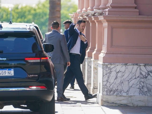 Luis Petri explicó su curioso abrazo a los saltos con Milei y dijo que el 10 de diciembre empieza “la madre de todas las batallas” en el Congreso