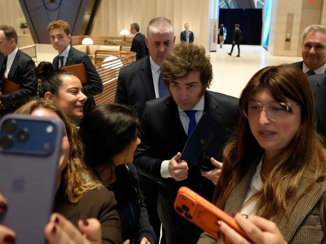 Milei volvió a acusar a Rocca y Madanes Quintanilla de atacar a los argentinos en connivencia con políticos ladrones