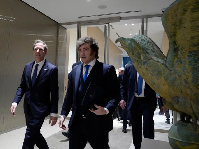 Milei dejó Estados Unidos para viajar a Chile a la asunción de Kast y luego retoma su gira al exterior