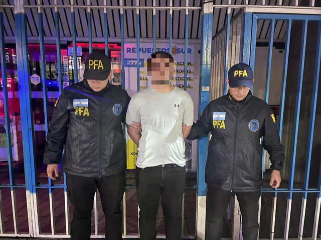 Detuvieron a un ciudadano ruso acusado por el Gobierno de Milei de liderar una red de fake news: entró como turista, pero se fue a vivir a Lanús