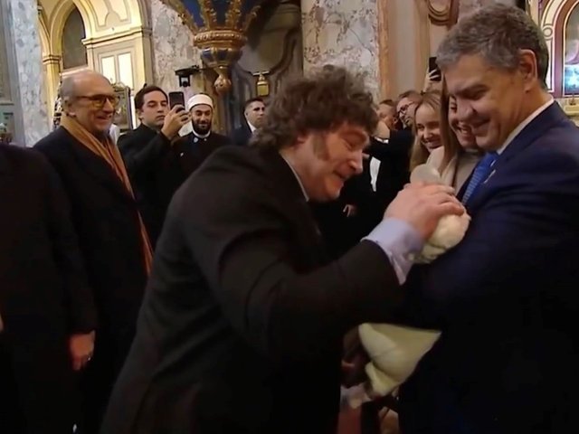 De negarle el saludo a jugar con su bebé: cómo evolucionó la relación entre Javier Milei y Jorge Macri cada vez que se encontraron en público