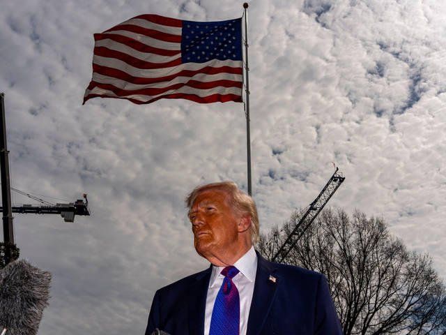 Donald Trump puso una estatua de Cristóbal Colón en la Casa Blanca: lo considera un “héroe” en su cruzada antiwoke