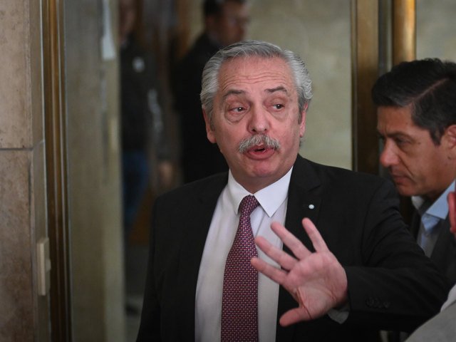Alberto Fernández negó que tenga aspiraciones electorales y volvió a cruzar a Adorni: “En mi gestión no se subió ningún familiar al avión presidencial”