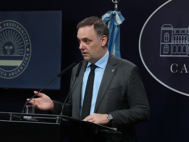 Otra frase polémica desde el Gobierno, ahora de Manuel Adorni: “Si importás un jean, explicame dónde se pierden puestos de trabajo”