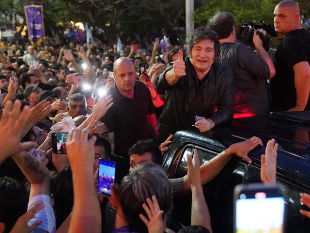 En medio de los cambios de Gabinete, Javier Milei llegó a una Rosario blindada para cerrar la campaña del oficialismo