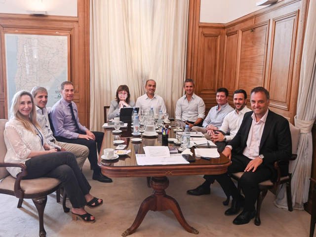 Se reúne la mesa política del Ejecutivo: agenda legislativa urgente y definición de las autoridades en el Senado