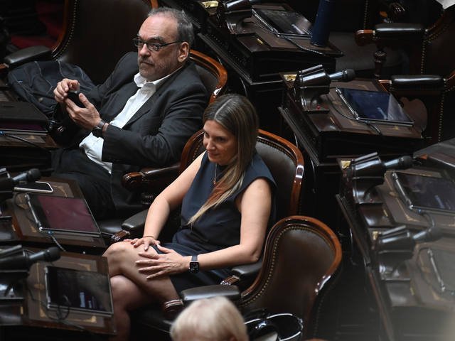 En la previa a la jura de los 127 diputados, el cuerpo aprobó las renuncias de Santilli, Lospennato y Píparo, entre otros