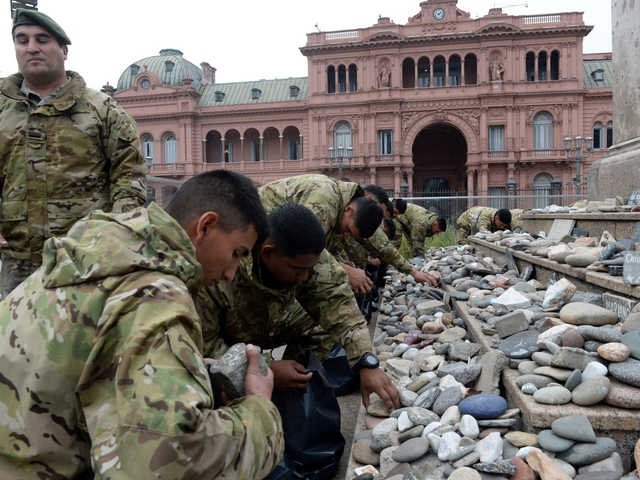 Retiraron las piedras del memorial a las víctimas del Covid en Plaza de Mayo por el “operativo retorno” de la Selección tras el Mundial