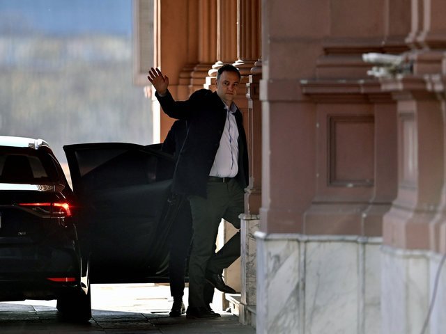 Manuel Adorni minimizó la declaración de Donald Trump, pero comparó la ayuda de Estados Unidos con el rescate a México por el “Efecto Tequila”