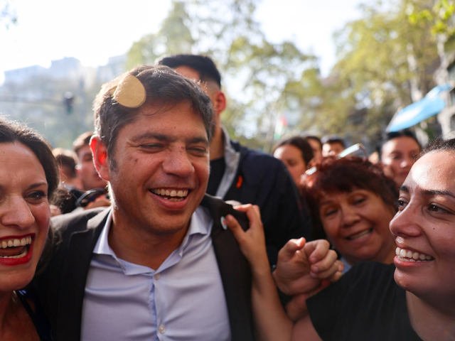 Las últimas encuestas que tiene Kicillof de la Provincia y el contraataque que prepara contra Cristina