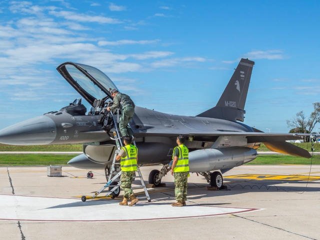 Los F16 se ponen en marcha: comenzó el entrenamiento de pilotos en la base de Río Cuarto