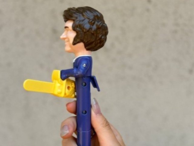 Cómo es la lapicera de Milei con motosierra y frases grabadas que promocionan diputadas libertarias en redes