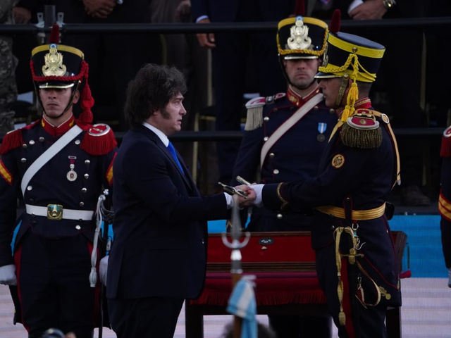 Milei buscó cerrar la polémica por el traslado del sable corvo de San Martín: “Es un acto de justicia histórica”