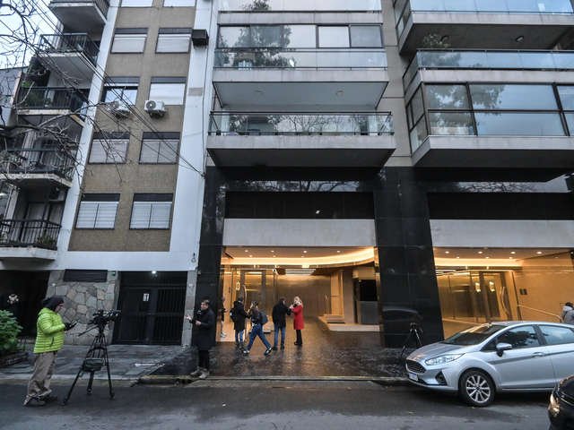 Inspeccionan el departamento de Jesica Cirio para determinar si allí filmó el video de los dólares escondidos en el vestidor