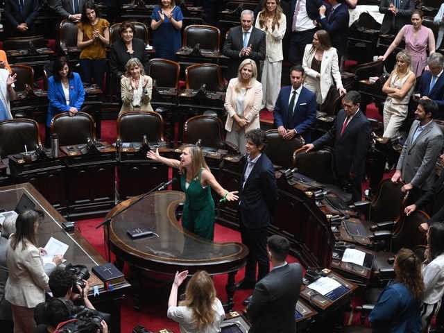 Las perlitas de la jura: los insólitos comentarios en la transmisión oficial, los gritos de Lemoine y la arenga de Milei