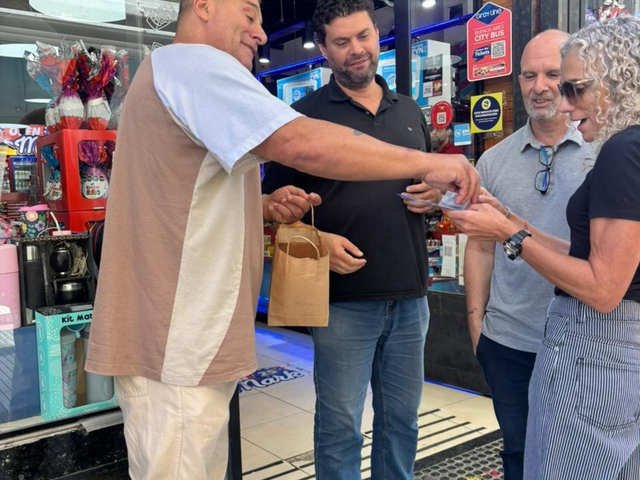 El “Turco” García sigue en política y repartió preservativos en Microcentro para concientizar sobre las enfermedades de transmisión sexual